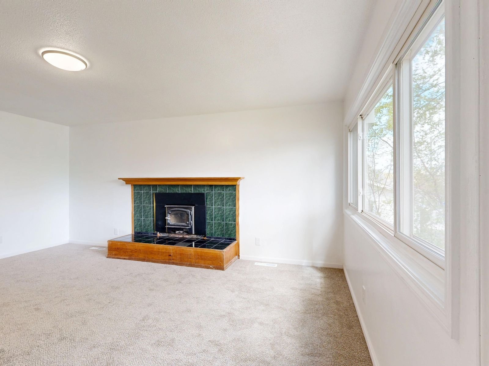 Detailed end-of-tenancy clean of an empty UK rental property